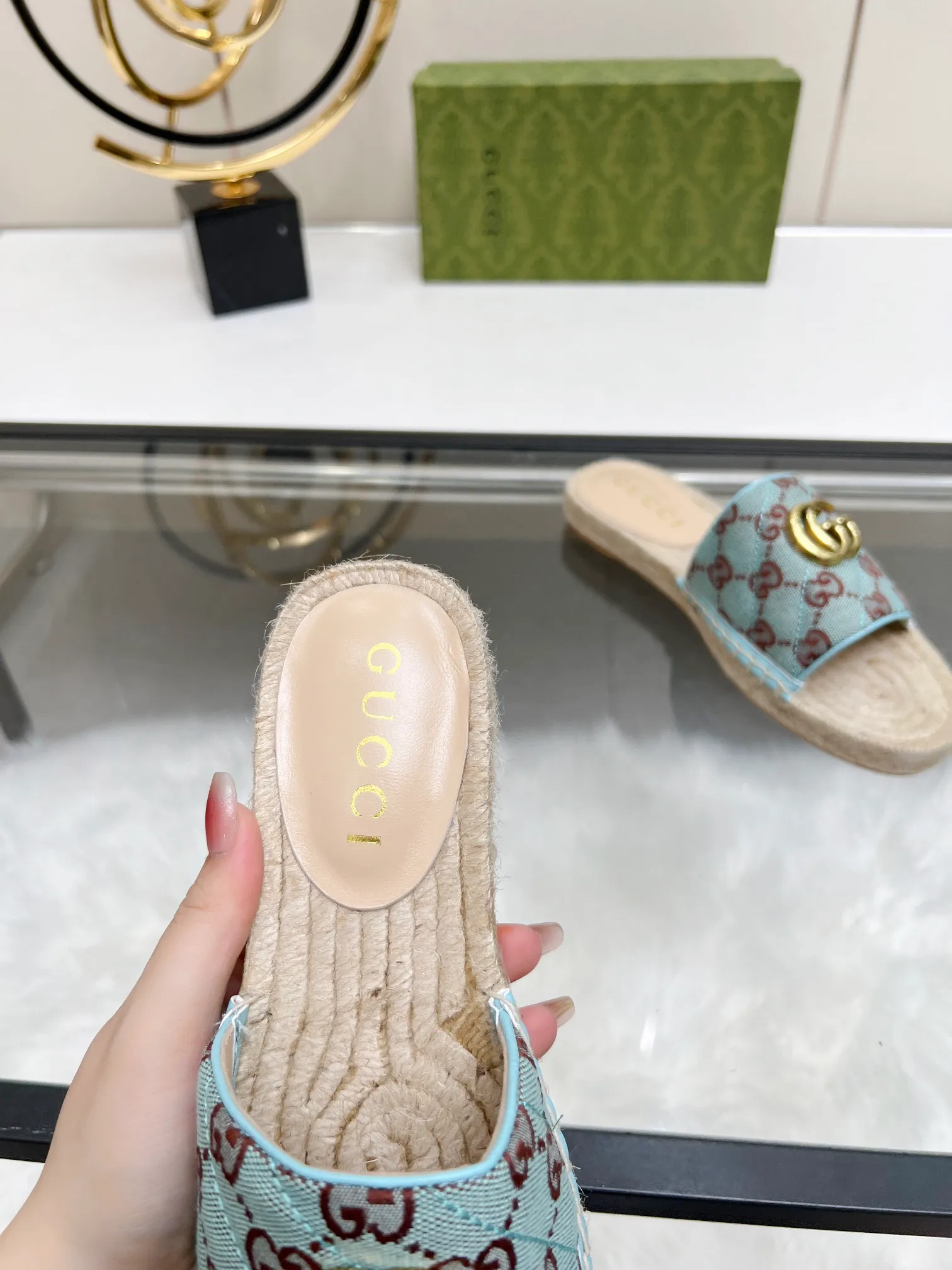 👟👟Ex-factory price 320👟👟 Gucci slippers fisherman shoes new color Injection molded one-piece straw bottom, high-end quality Fabric: Double G imported fabric Lining: sheepskin lining Code number: 35~42 Fabric styles include apricot, floral, pink, black, blue, burgundy, champagne, green, orange, cyan, starry sky, more than 30 colors to choose from, many colors to be updated in the future ,,,,,,,,